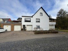  Einfamilienhaus in naturnaher Bachlage - viel Platz, 4 Garagen & Raum f�r Ihre Ideen