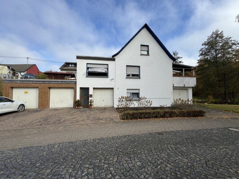  Puderbach / Niederdreis Einfamilienhaus Einfamilienhaus in naturnaher Bachlage - viel Platz, 4 Garagen & Raum f�r Ihre Ideen