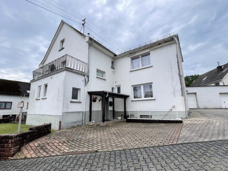  Selters Einfamilienhaus Ideal f�r Handwerker: Familienhaus + Nebengeb�ude mit Doppelgarage +Carport!