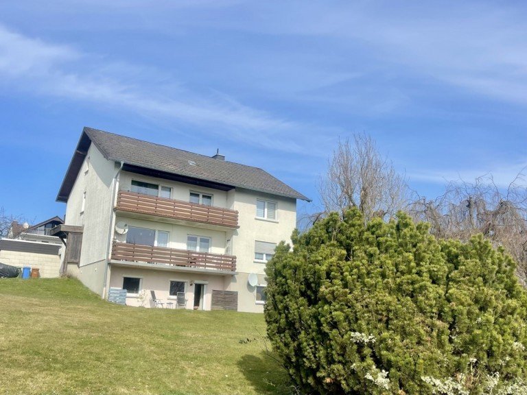 Au�enansicht Stra�enhaus Mehrfamilienhaus Grundbuch statt Sparbuch! Solide Immobilie mit ruhiger Wohnlage von Stra�enhaus. 14.795 Euro KM.