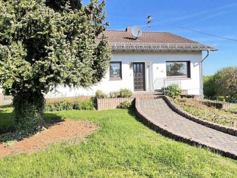  Krunkel / Epgert Einfamilienhaus Charmant & l�ndlich: Bungalow in Ortsrandlage + Blick!