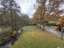  Einfamilienhaus in naturnaher Bachlage - viel Platz, 4 Garagen & Raum f�r Ihre Ideen
