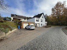  Einfamilienhaus in naturnaher Bachlage - viel Platz, 4 Garagen & Raum f�r Ihre Ideen